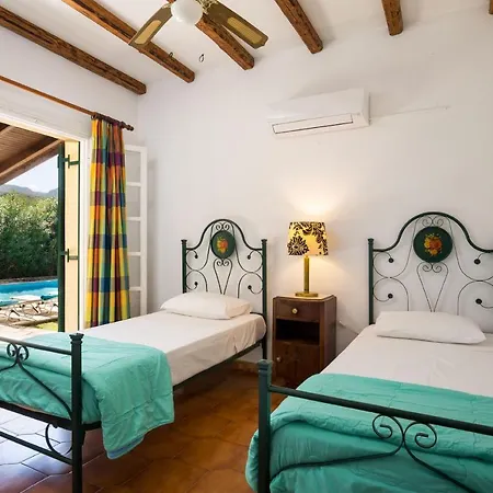 Angelos アカラヴィ